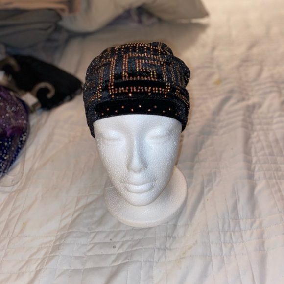 A gold and black square pattern cap - Picture 8 of 8